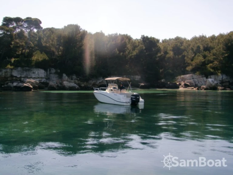 Ein Quicksilver Activ 535 Open mieten in Antibes