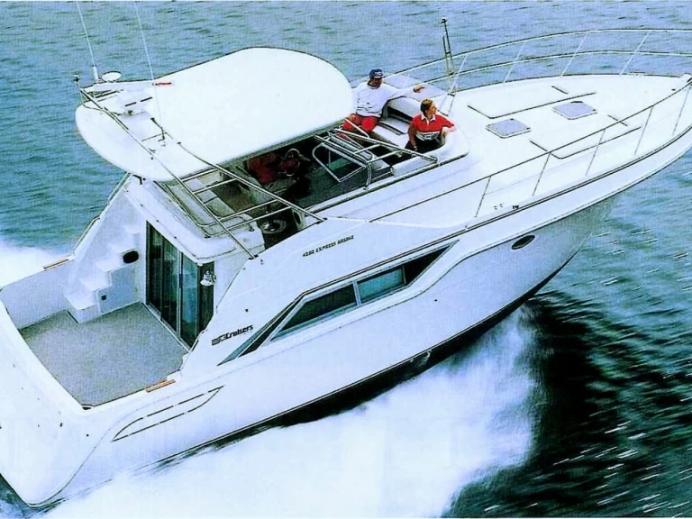 Ein Cruisers Inc 4280 Express Bridge mieten in Ameglia