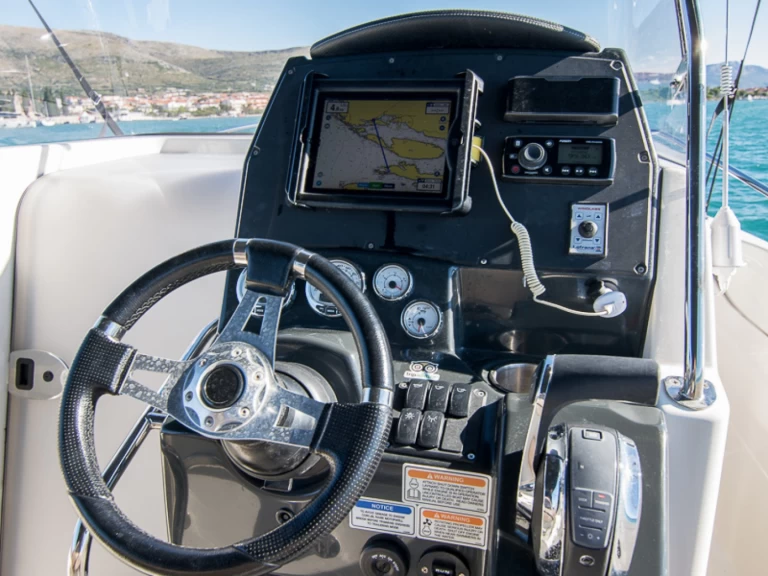 YachtCharter in Trogir - Quicksilver Activ 805 auf SamBoat