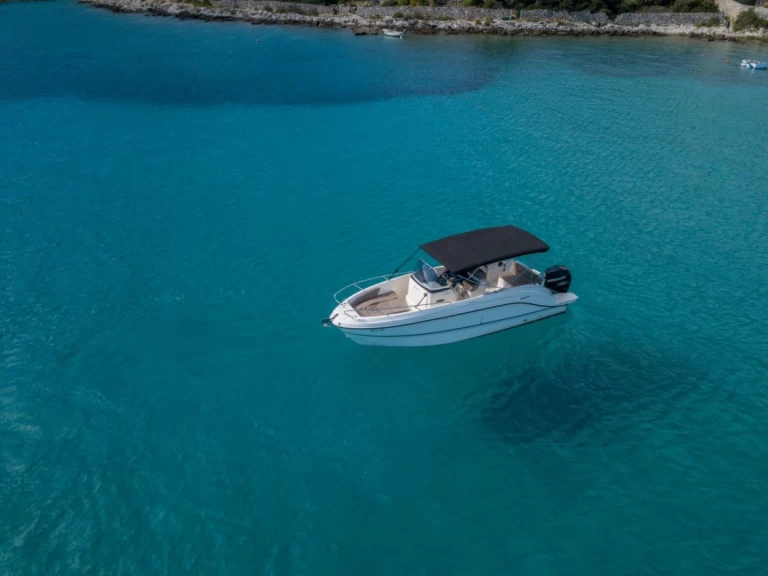 Ein Quicksilver Activ 805 mieten in Trogir