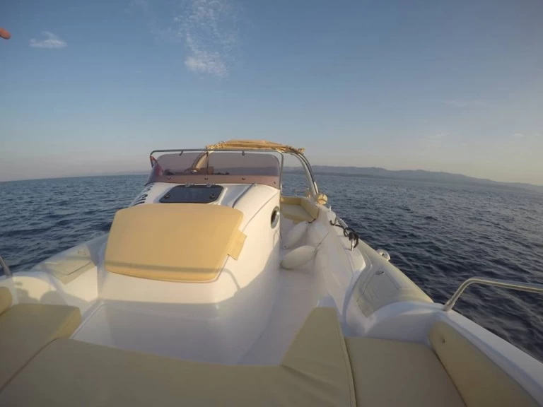 Ein Aquamax B27 Offshore mieten in Bol