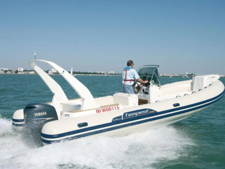 Ein Capelli Tempest 770 mieten in Propriano