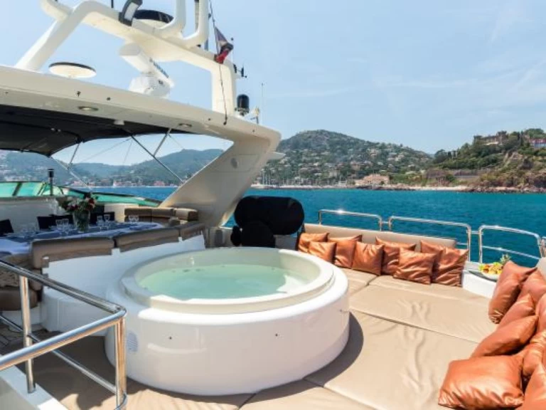 Ein Azimut Azimut 100  mieten in Cannes