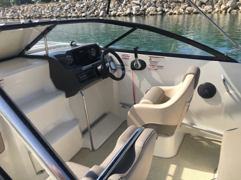 Ein Bayliner VR5 Cuddy mieten in Marseille