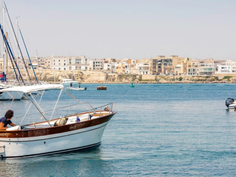 Vermietung Motorboot Gozzo Latino mit Führerschein