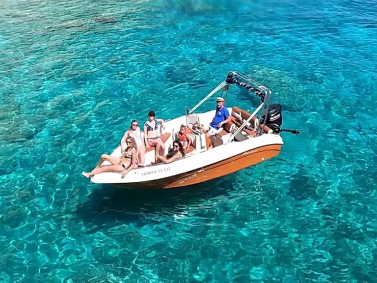 Motorboot mit oder ohne Skipper Nireus mieten in Psaroú