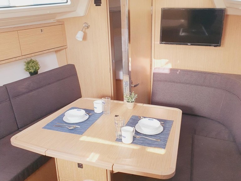 Ein Bavaria Cruiser 34 mieten in Pula