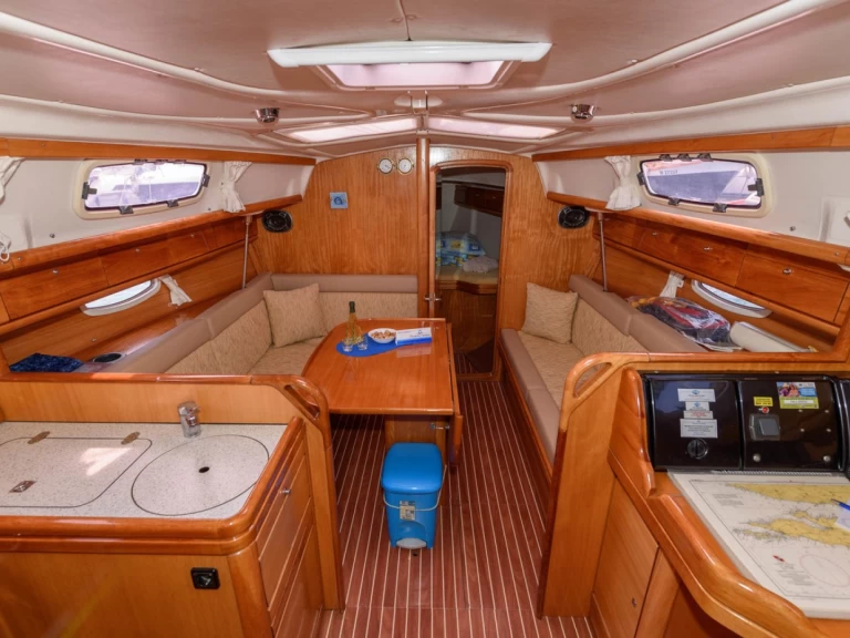 Ein Bavaria Bavaria 33 Cruiser mieten in Trogir