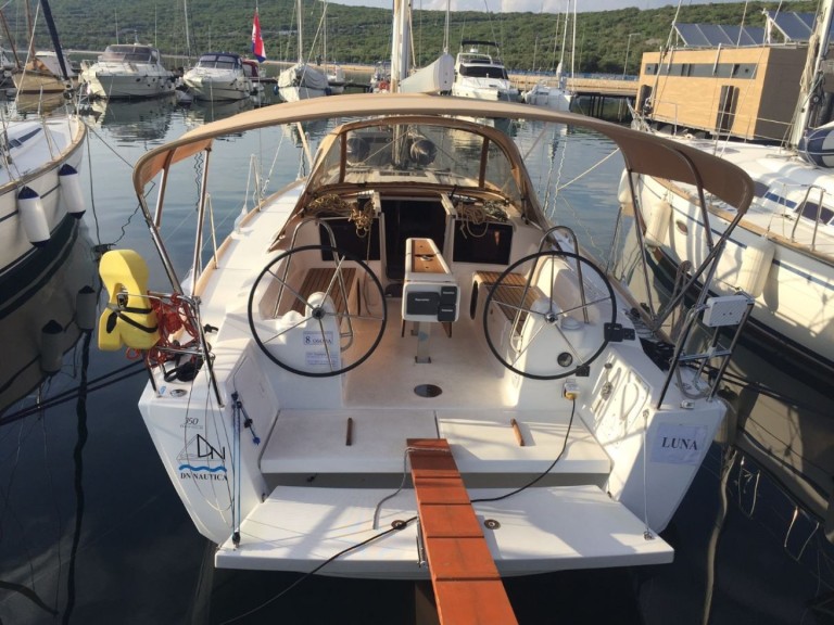 Ein Dufour Dufour 350 Grand Large mieten in Marina Punat