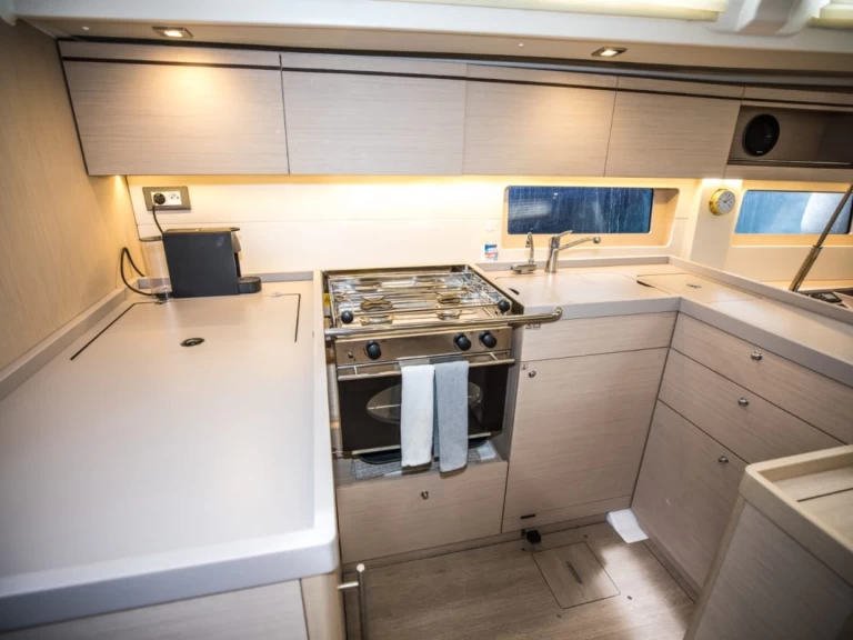 YachtCharter in Álimos - Bénéteau Oceanis 51.1 auf SamBoat