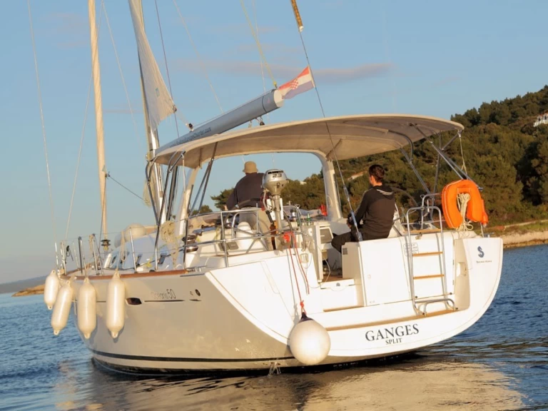 Ein Bénéteau Oceanis 50 Family mieten in Rogač
