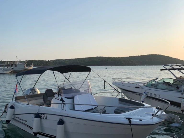 Motorboot mit oder ohne Skipper Jeanneau mieten in Pula