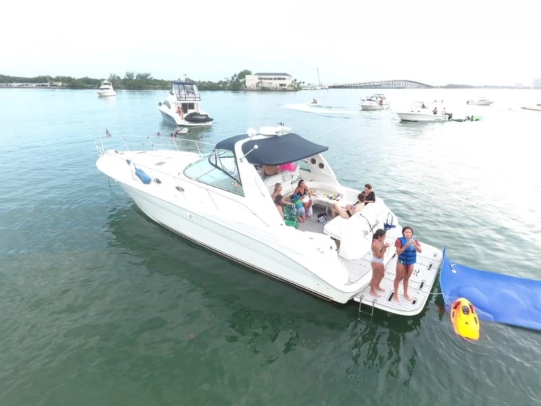 Bootsverleih Sea Ray Sea Ray 410 Express Cruiser Miami Samboat