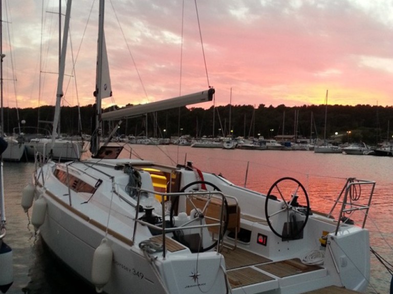 Ein Jeanneau Sun Odyssey 349 mieten in Marina Tankerkomerc