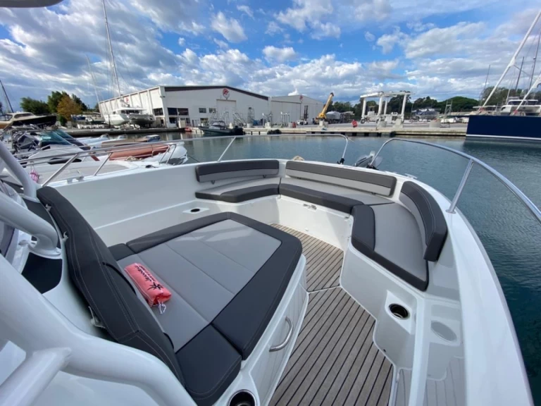 Motorboot mit oder ohne Skipper Jeanneau mieten in Cogolin