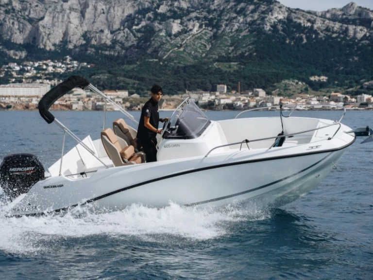 Ein Quicksilver Activ 605 Open mieten in Marseille