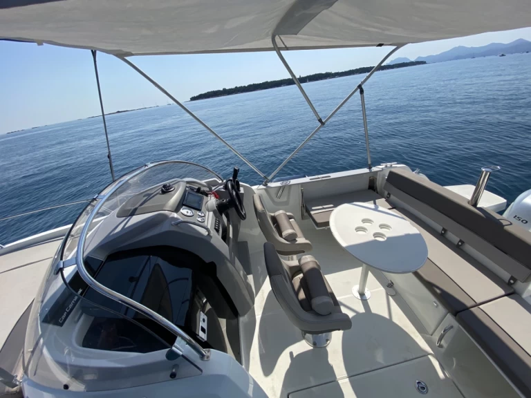 Motorboot mit oder ohne Skipper Jeanneau mieten in Mandelieu-la-Napoule
