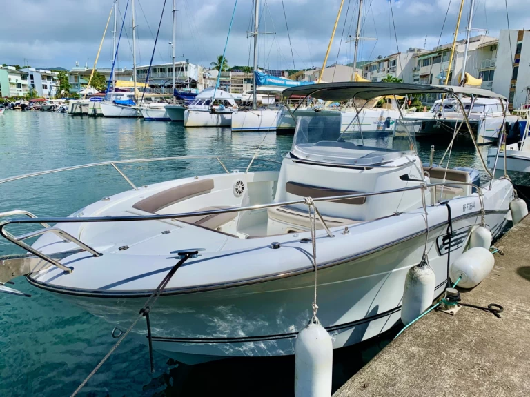 YachtCharter in Les Trois-Îlets - Jeanneau Cap Camarat 8.5 CC auf SamBoat