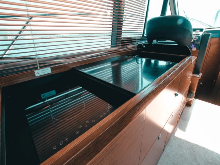 Ein Bavaria Bavaria R40 FLY mieten in Seget Donji