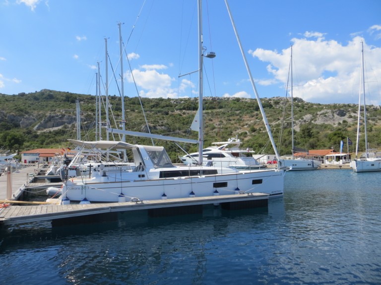 Ein Bénéteau Oceanis 38.1 mieten in Primošten