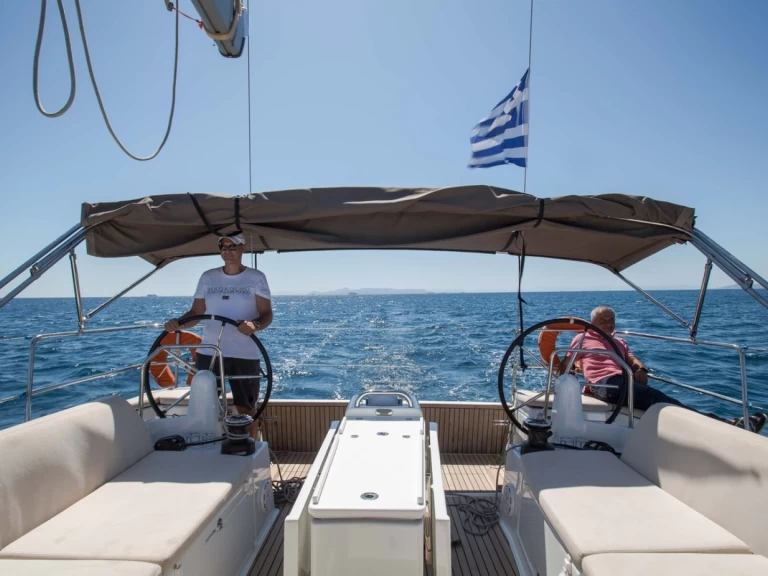 Ein Jeanneau Sun Odyssey 440 mieten in Álimos