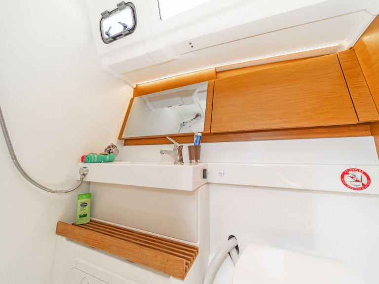 Ein Jeanneau Sun Odyssey 490 mieten in Skiathos