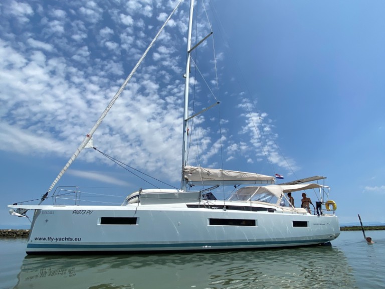 Ein Jeanneau Sun Odyssey 440 mieten in Pula