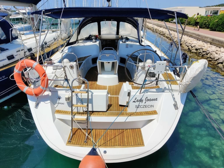 Ein Jeanneau Sun Odyssey 49i mieten in Sukošan