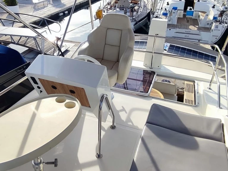 Ein Cobra Yachts Futura 40 Grand Horizon mieten in Trogir