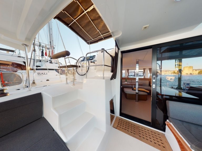 Katamaran mieten in Rogoznica zum besten Preis