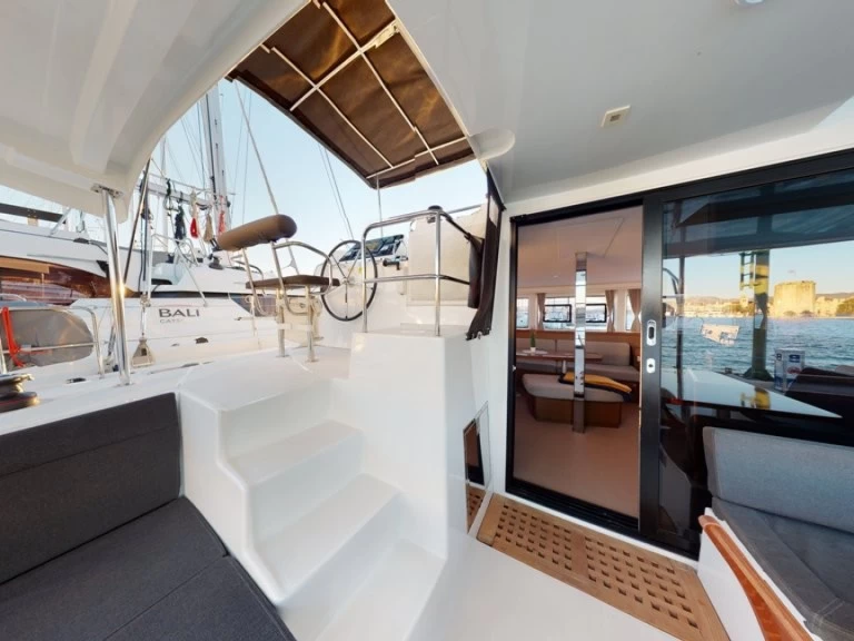 Katamaran mieten in Rogoznica zum besten Preis