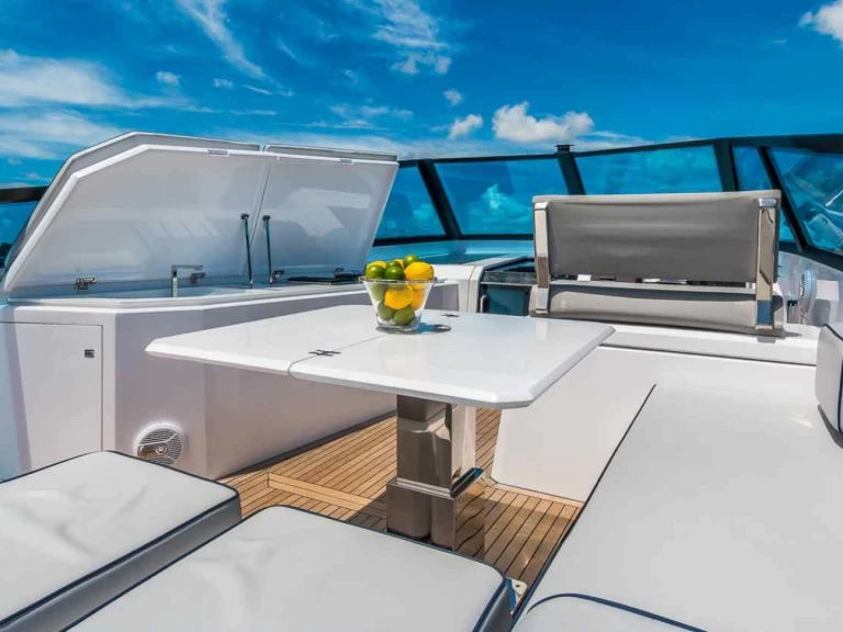 EVO Yachts R4 mieten Bonifacio
