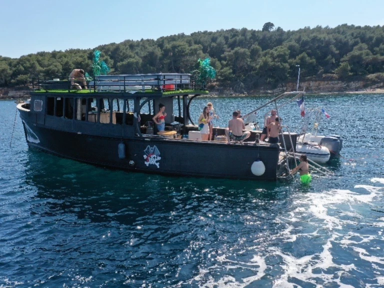 Custom Made Bateau Pirate mieten Cannes