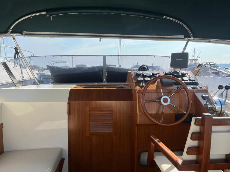 YachtCharter in Juan-les-Pins - Cantieri di Venezia Mistral 31 auf SamBoat