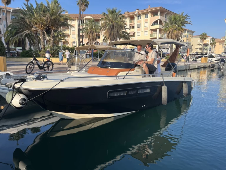 Motorboot mit oder ohne Skipper Invictus  mieten in Fréjus
