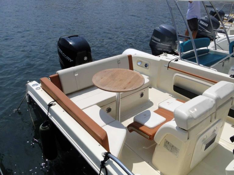 Vermietung Motorboot Invictus  mit Führerschein