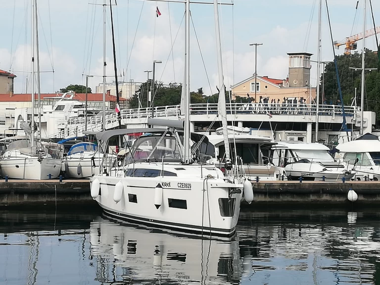 Ein Bavaria Bavaria C38 (2 heads) mieten in Zadar