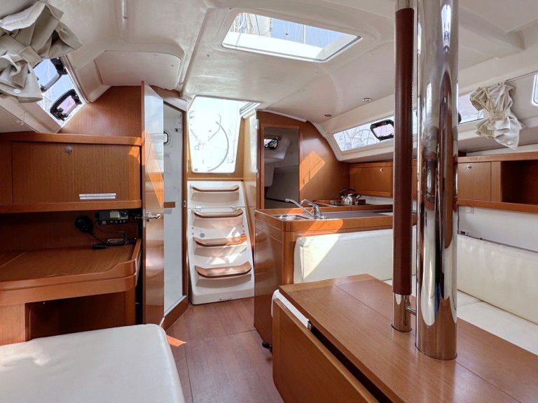 Ein Bénéteau Oceanis 34.2 mieten in Pula
