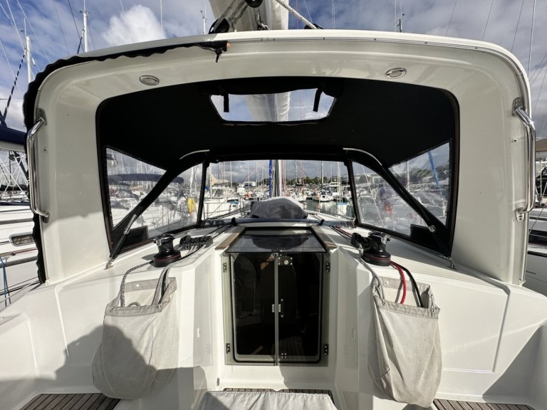 Ein Bénéteau Oceanis 38.1 mieten in La Rochelle