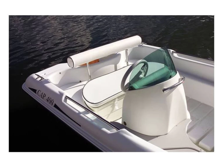 Ein Rigiflex Cap 400 mieten in Le François