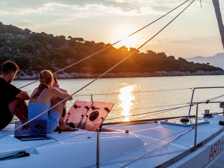 YachtCharter in Lefkáda - Jeanneau Sun Odyssey 479 Full refit 2024 ( new Bimini - Spray hood - new exterior cushions - new outboard ) auf SamBoat