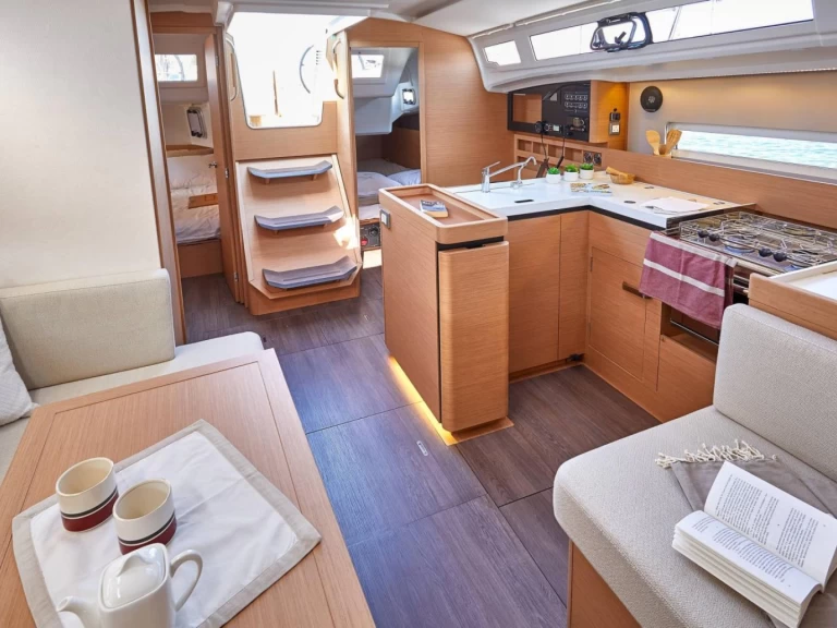 Ein Jeanneau Sun Odyssey 410 mieten in Parham Town