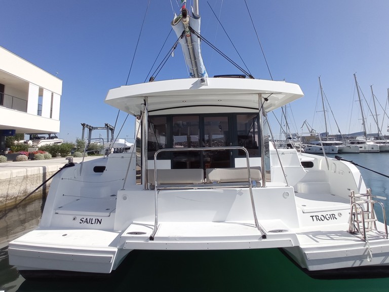 Ein Bali Catamarans Bali Catspace Voile mieten in Seget Donji