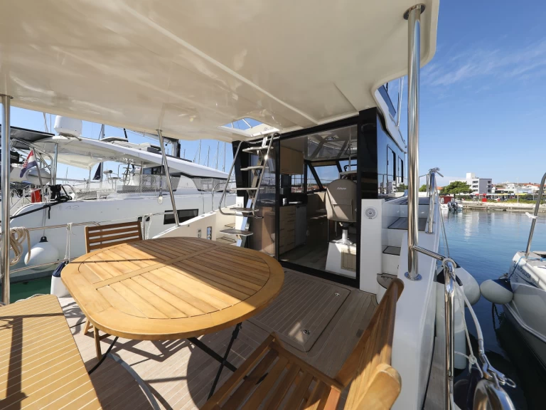 YachtCharter in Šibenik - Cobra Yachts Futura 40 Grand Horizon auf SamBoat