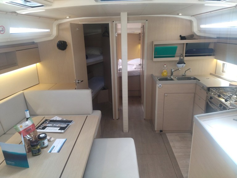 YachtCharter in Alimos Marina - Bénéteau Oceanis 40.1 auf SamBoat