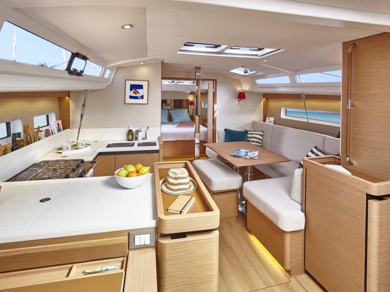 YachtCharter in Alimos Marina - Jeanneau Sun Odyssey 440 auf SamBoat