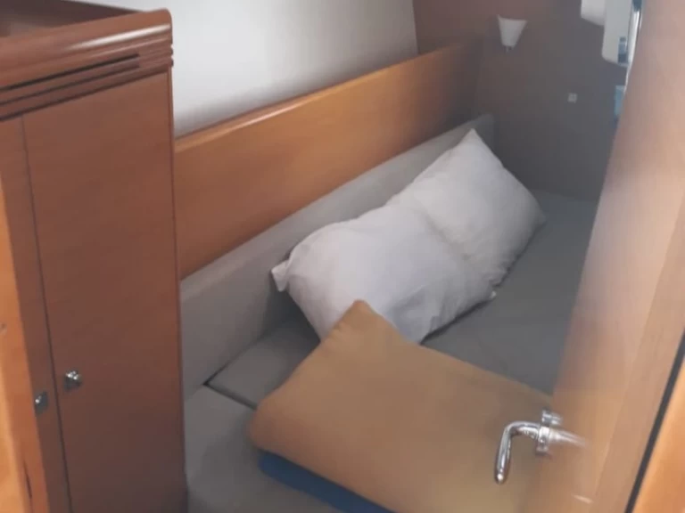 Ein Jeanneau Sun Odyssey 33i mieten in Gouviá