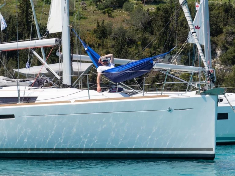 Ein Jeanneau Sun Odyssey 389 mieten in Gouviá