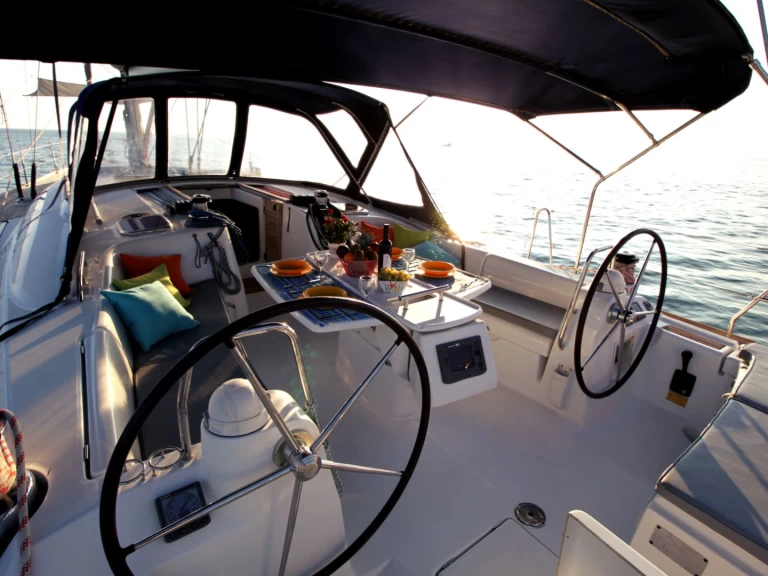 Ein Bénéteau Oceanis 54 mieten in Álimos