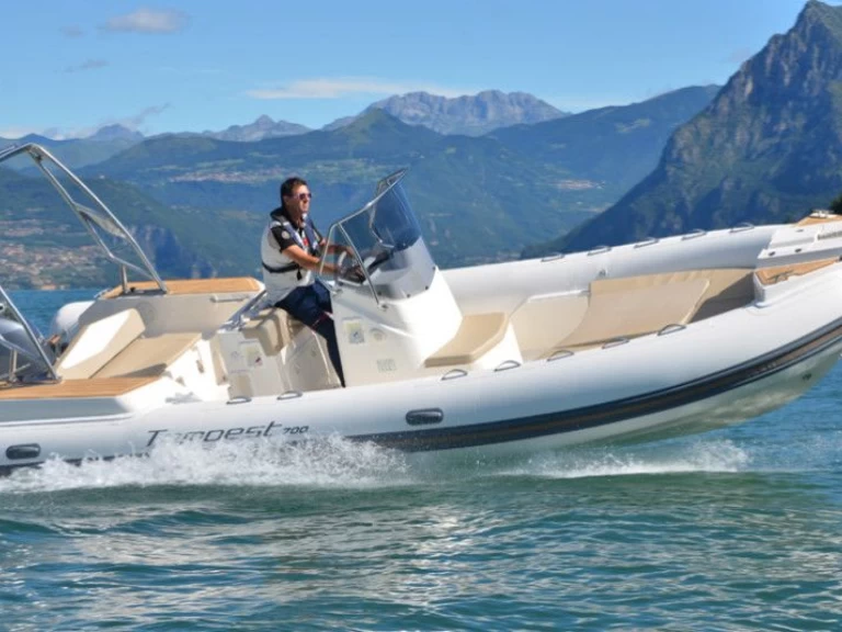 Ein Capelli Tempest 700 mieten in Marseille